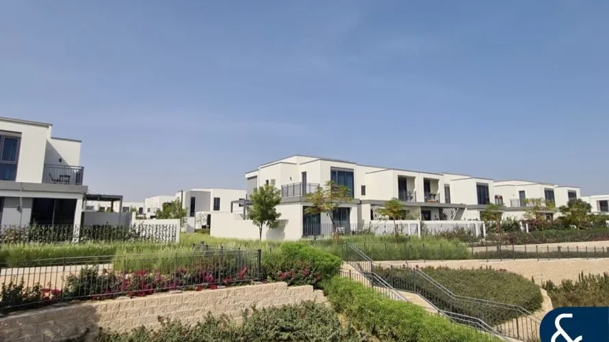 Villa de 4 chambres à Maple 3, UAE No. 990 № 1