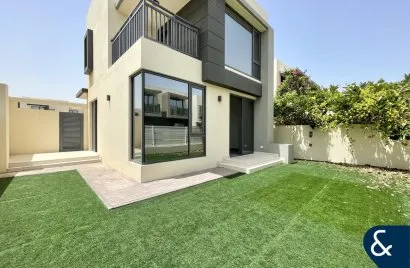 Villa de 4 chambres à Maple 2, UAE No. 989