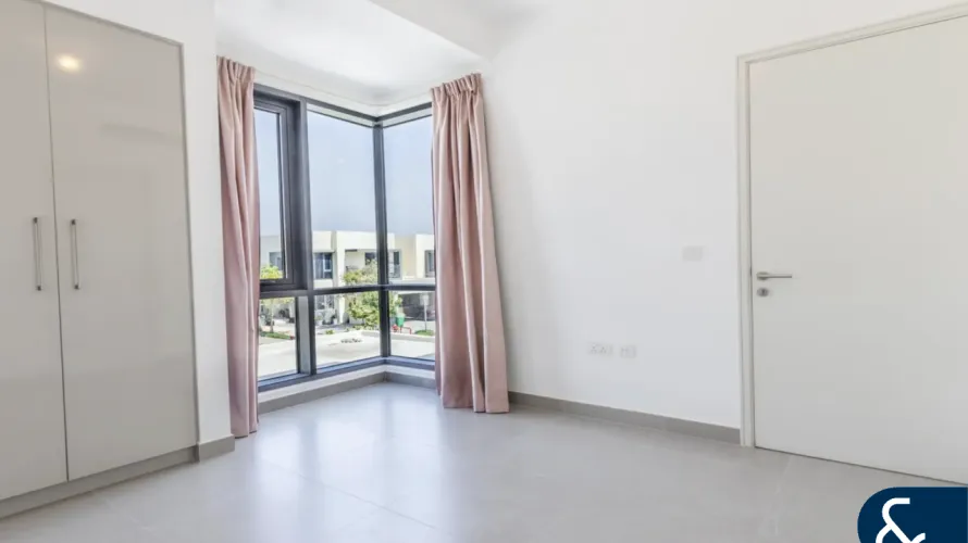 Villa de 4 chambres à Maple 2, UAE No. 1110 № 1